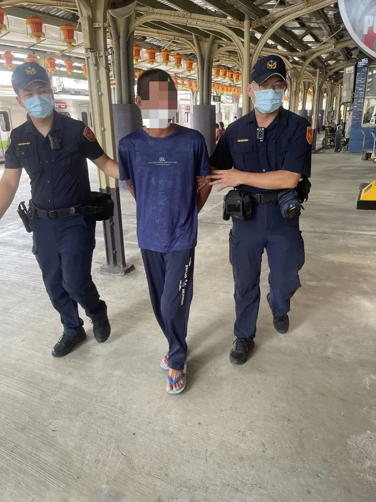 林姓男子在沙鹿火車站遭鐵路警方拘提到案。民眾提供