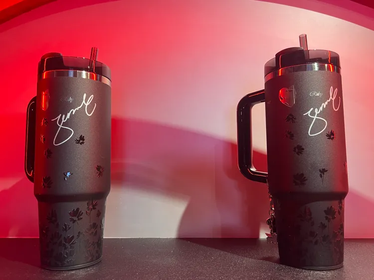 松菸快閃店展示Jennie簽名杯子。陳薇安攝