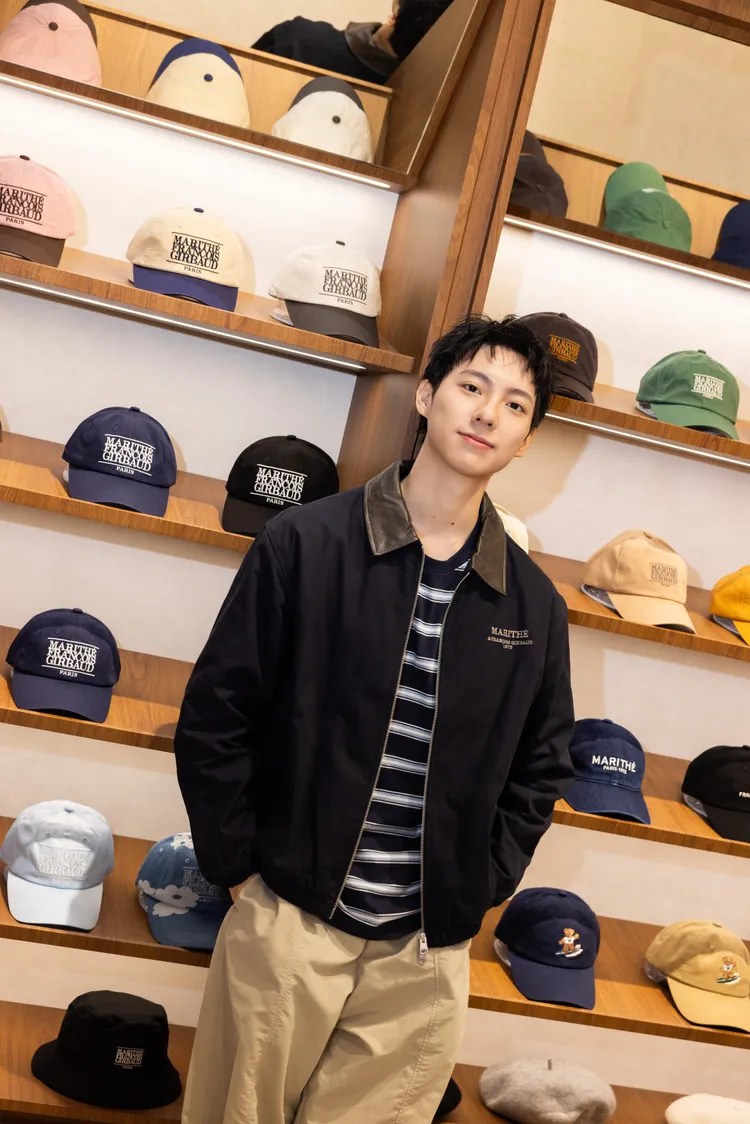 彭千祐搶先演繹秋裝，以刺繡復古插圖棉質飛行外套內搭多色條紋長袖上衣。品牌提供