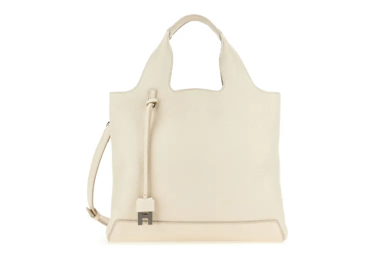 燕麥白荔枝紋牛皮女士肩揹包，3萬1300元。品牌提供