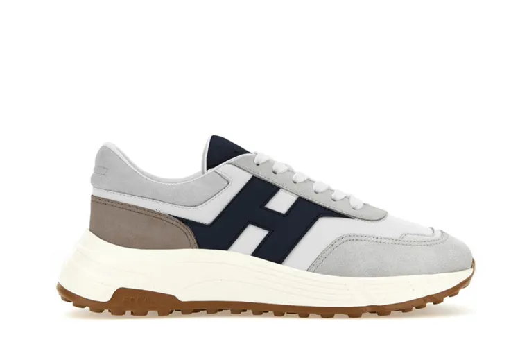 Hyperlight 淺灰底深藍 logo 異材質拼接男士休閒鞋，2萬500元。品牌提供