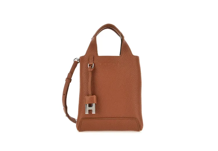 焦糖棕荔枝紋牛皮女士迷你斜揹包，2萬3800元。品牌提供