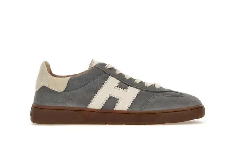 HOGAN Cool莫蘭迪藍磨面皮革與燕麥白logo女士休閒鞋1萬7000元。品牌提供