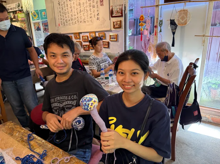 剛結婚入境的越南新住民及其配偶，兩人開心製作香氛按摩搥。站方提供