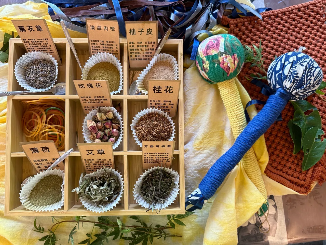 香氛按摩搥使用草本植物以作为材料及成品。站方提供