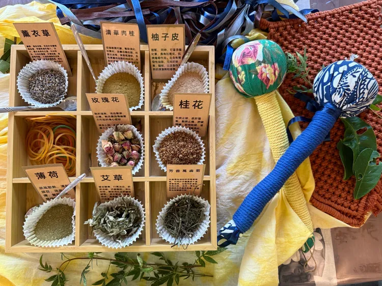 香氛按摩搥使用草本植物以作為材料及成品。站方提供