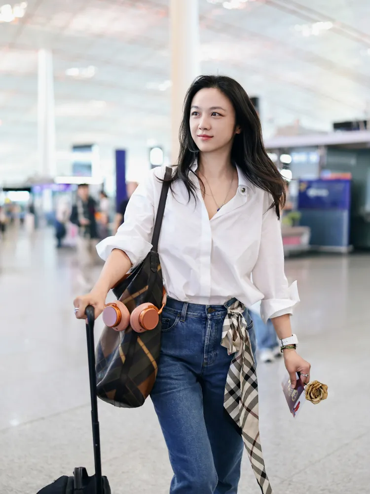 湯唯的造型充滿隨性鬆弛。品牌提供