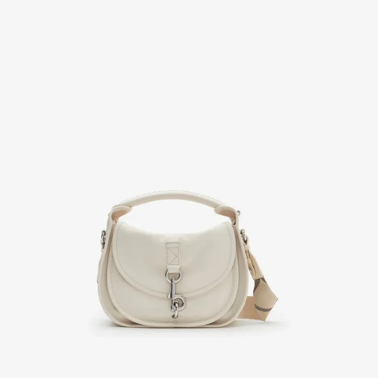 BURBERRY皂白色小型B Clip信差包，8萬9000元。品牌提供