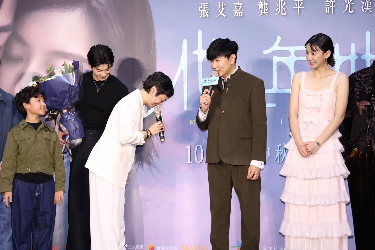 张艾嘉(左3)感谢林俊杰(右2)为电影主题曲献唱。庄宗达摄