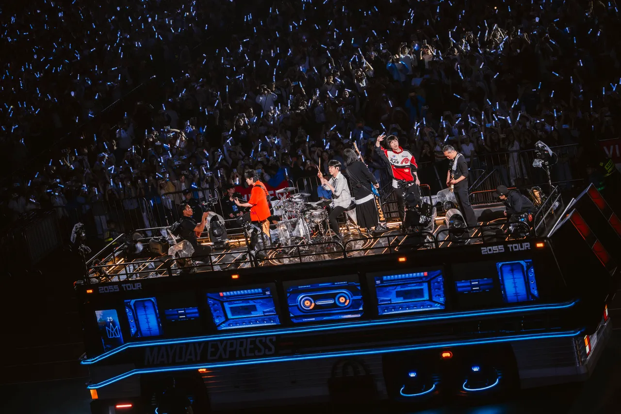 五月天环场巴士与各区粉丝近距离互动。相信音乐提供