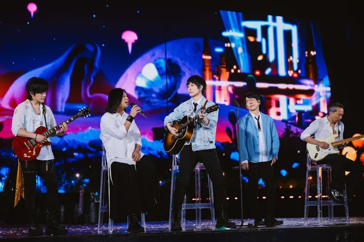 阿信（中）復刻長沙回憶再度擔任吉他手。相信音樂提供