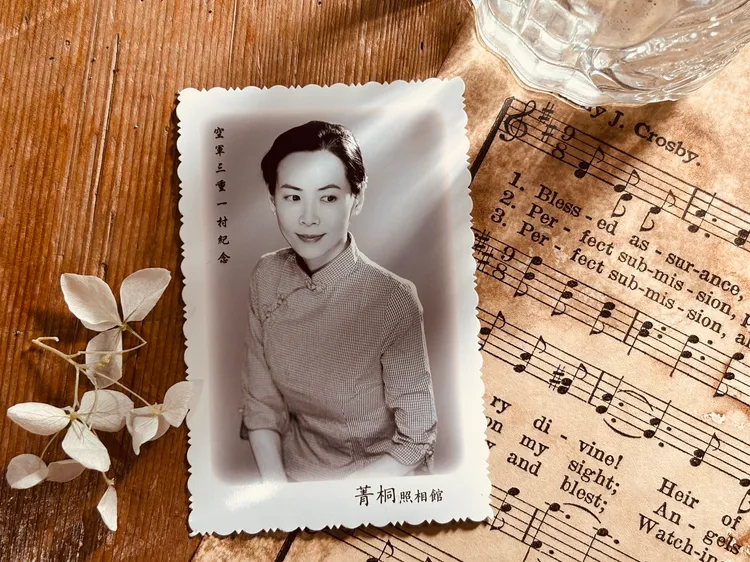 「菁桐照相館」現場將準備旗袍、中山裝等服飾，參加者在帶著歲月感的場景裡留下身影之外，也可獲得一張復古手工花邊照片。菁桐照相館提供