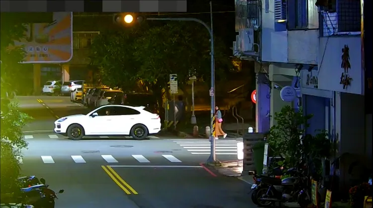 周男把保時捷休旅車開出地下停車場，妻子則站在路邊等他。民眾提供