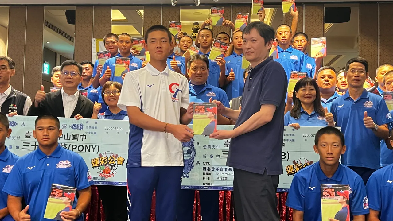 何昱奇(前排右)经常以运彩公会理事长身分,捐赠奖金或器材给各校推动运动发展。资料照片