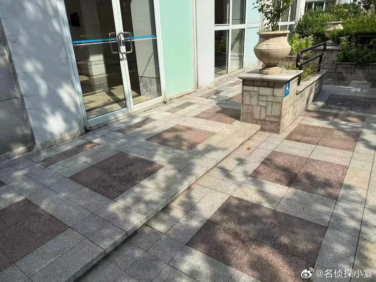 爆料人士稱于朦朧從5樓摔到水泥地上。翻攝名偵探小宴微博