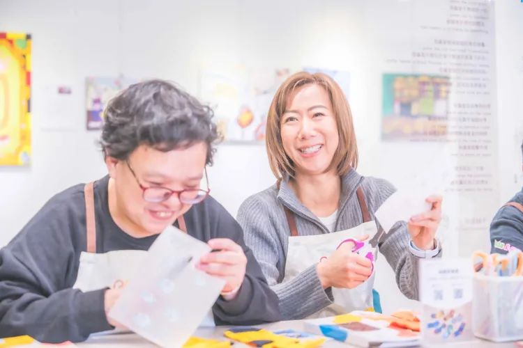 永齡基金會執行長郭曉玲（右）訪視社福機構。永齡基金會提供