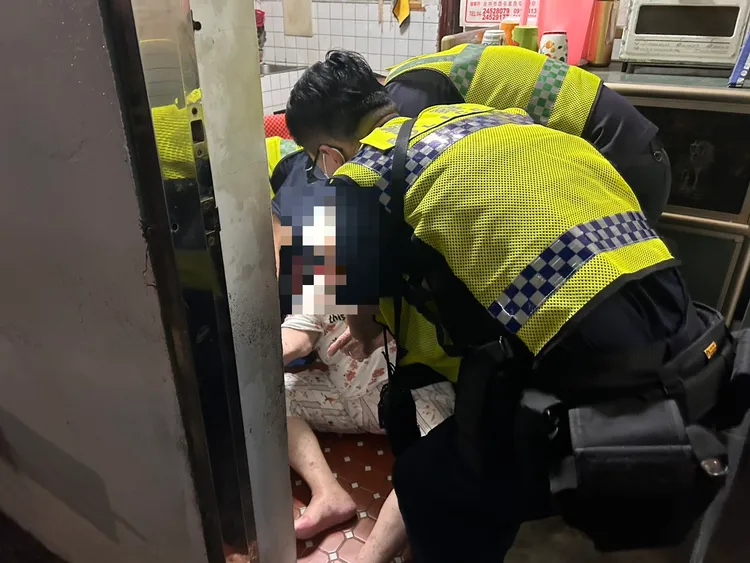 警消合力扶起跌坐地上的高姓人瑞。民眾提供