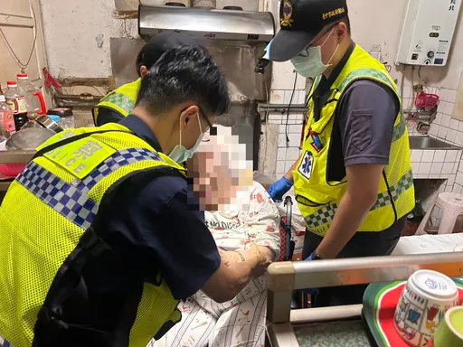 催泪!百岁嬷跌坐家中难起身 见警救援悲喊:我4个孩子都死了