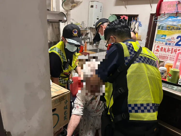 警方扶起跌坐在地的高姓人瑞。民眾提供
