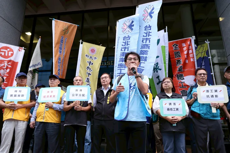 勞團要求政府捍衛最低工資，籲薪水別輸給物價漲幅。彭欣偉攝