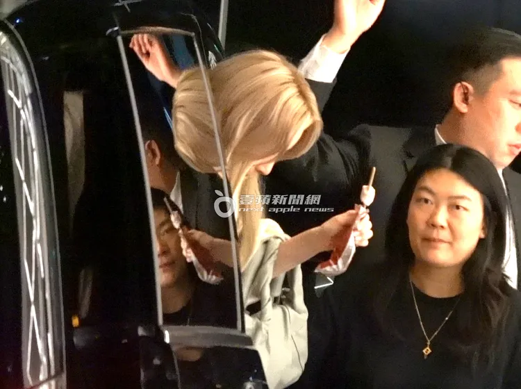 宋雨琦回晶華酒店，拿著吃一半的小美紅豆粉粿冰棒下車。特勤中心攝