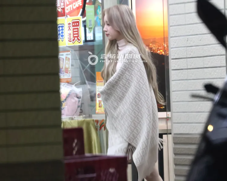 宋雨琦在小7逛了兩圈後，把冰棒、多多和零食交給助理結帳，先走出超商。特勤中心攝