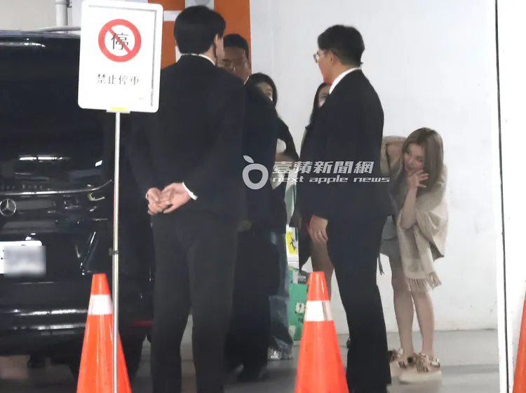 宋雨琦（右）親切揮手，擺出許多可愛手勢寵粉。特勤中心攝