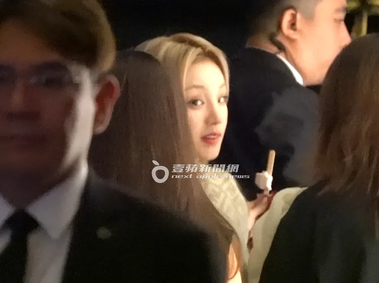 宋雨琦邊吃小美紅豆粉粿冰棒邊走進晶華酒店。特勤中心攝