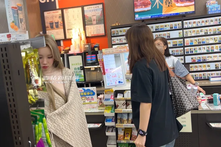 宋雨琦（左）拿小美紅豆粉粿冰棒、榴槤冰、統一多多給助理結帳，走到巧克力糖果挑選零食。特勤中心攝