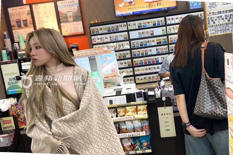 宋雨琦（左）挑選小美紅豆粉粿冰棒和榴槤冰淇淋，放到櫃檯給助理結帳。特勤中心攝