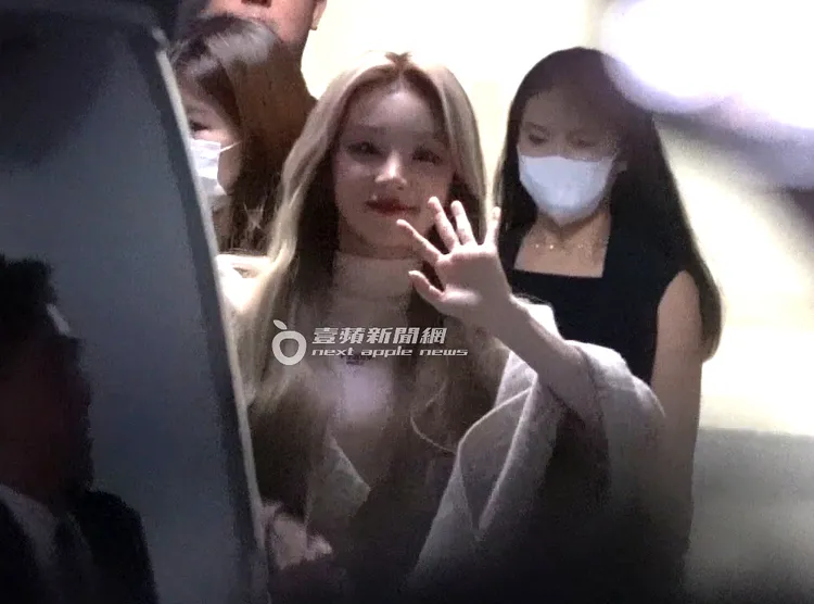 宋雨琦在停車場親切和「奶味藍」（粉絲名）揮手。特勤中心攝