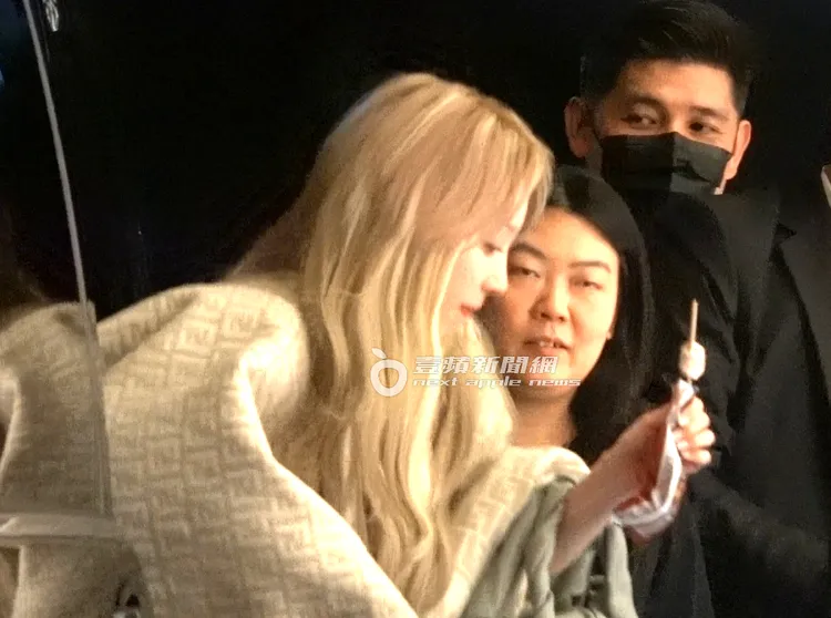 宋雨琦嘴裡嚼著紅豆粉粿冰下車。特勤中心攝