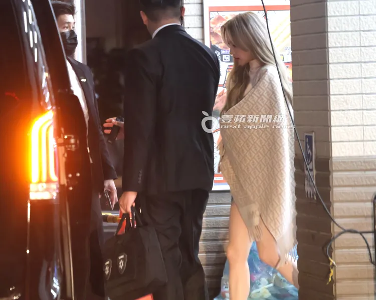 宋雨琦到小7挑選好戰利品交給助理上車等待。特勤中心攝