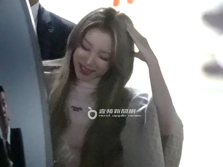 宋雨琦擺出可愛貓耳朵姿勢，寵「奶味藍」粉絲和大家道別。特勤中心攝