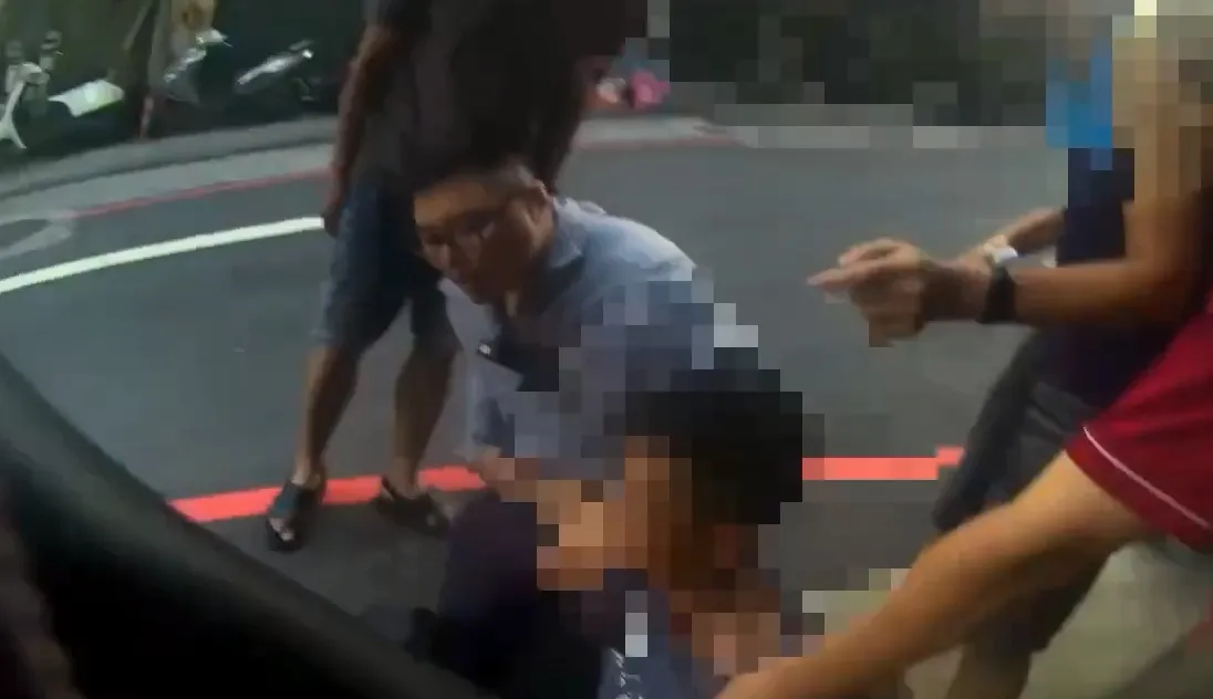 李男压制车手后,埋伏警力也现身逮人。警方提供