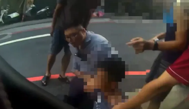 李男壓制車手後，埋伏警力也現身逮人。警方提供