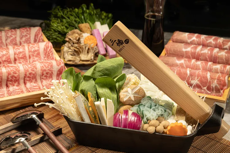 「三燔北投」主打和風涮涮鍋與壽喜燒，嚴選新鮮食材入鍋，佐以濃濃的日式氛圍。台北晶華提供