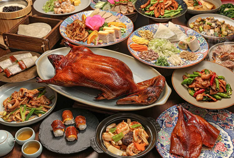 「泉源閣」最新推出「總舖師烤鴨六吃辦桌宴」，集結烤鴨握壽司、片皮鴨捲等一鴨六吃料理，搭配台菜精緻冷盤及經典熱炒，讓旅客在泡湯後可大快朵頤。台北晶華提供