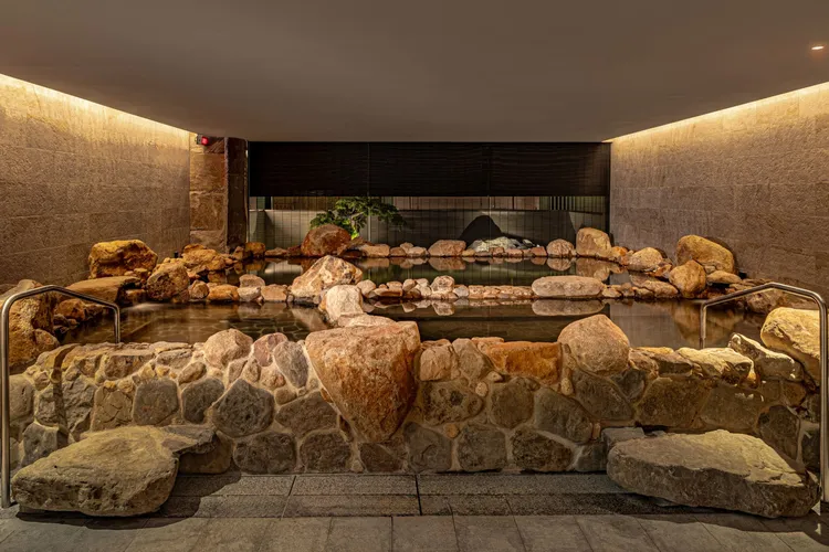 北投晶泉丰旅為晶華房客推出大眾風呂買一送一優惠，原價每人1500元，禮遇僅750元，邀請旅客盡情感受北投白磺溫泉的療癒魅力。北投晶泉丰旅提供