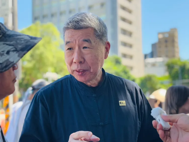 京華城案北院重開羈押庭 孫文學校總校長張亞中現身聲援柯文哲。邱筠媜攝