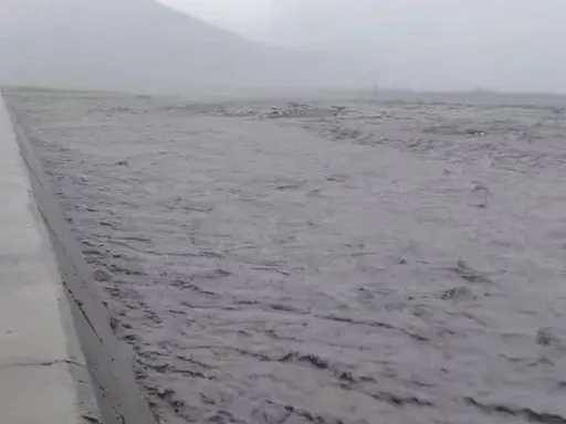 14:50壩頂溢流!約6千個奧運標準泳池水量 花蓮馬太鞍溪橋被沖毀