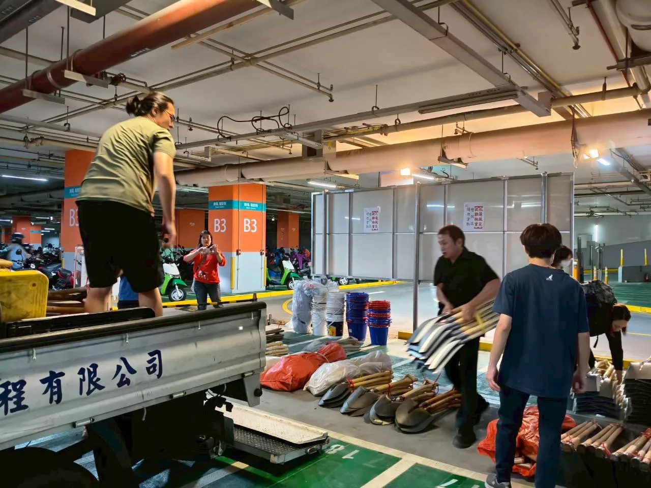 為協助樺加沙颱風過後花蓮區的災後重建,富邦建設第一時間募集鏟子等救災工具支援前線志工與災民。富邦建設提供