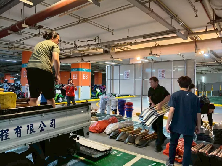 為協助樺加沙颱風過後花蓮區的災後重建，富邦建設第一時間募集鏟子等救災工具支援前線志工與災民。富邦建設提供