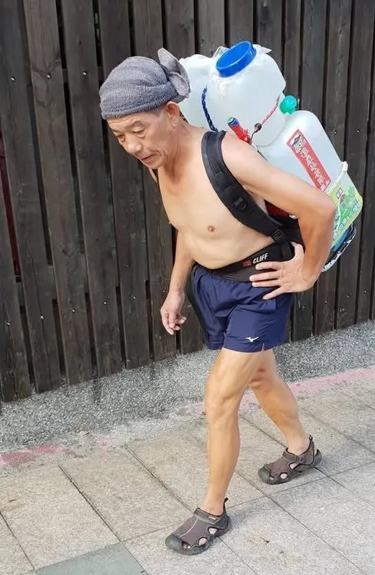 洪木生33年來揹負水桶、瓦斯登上柴山。取自陳其邁練書，照片提供：蔡侑霖