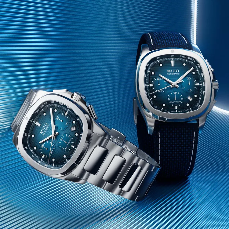 錶款隨附不鏽鋼鍊帶與藍色織物錶帶。品牌提供