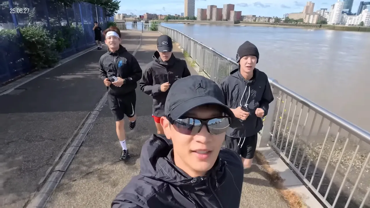 灿烈(右)主打歌MV在伦敦拍摄,当时遇到SMTWON,被珉豪(前)、昌珉(左)抓去伦敦慢跑团。翻摄YouTube