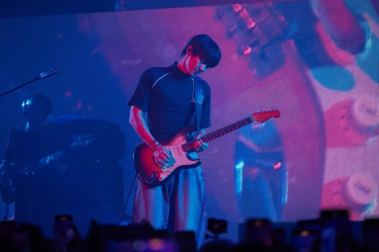 燦烈這次專輯鑽研自彈自唱，透露父親第一次教他彈音階後就愛上吉他。翻攝SM娛樂IG