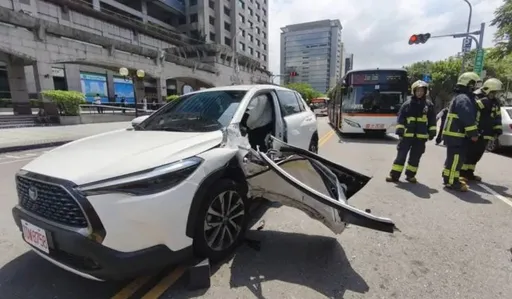 板橋車站前搭多元計程車離開 下一秒公車撞上來!駕駛、乘客受困3人傷