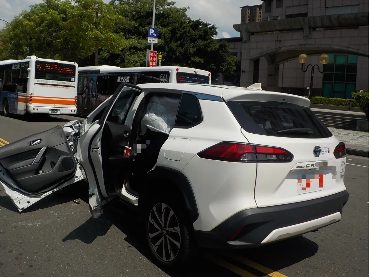 多元計程車突然變換車道,遭後方直行公車撞上。翻攝畫面