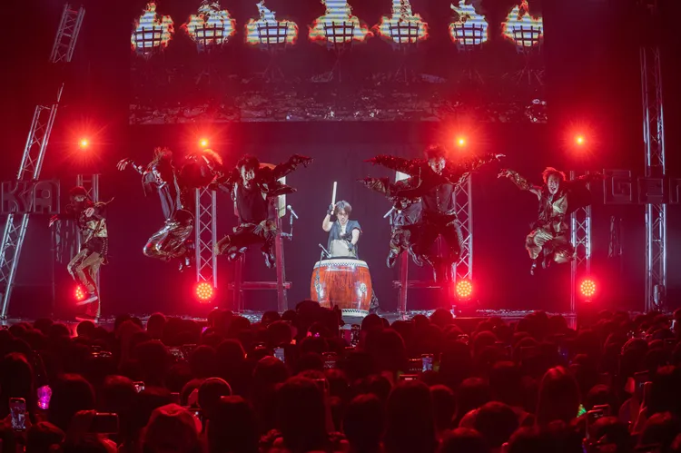 Travis Japan歌舞伎風格服飾跳得超高，松田元太（中）打和太鼓。大鴻藝術、超級圓頂提供